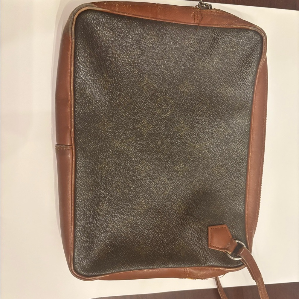 Used LV clutch. Pictures show wear on corners but there is a lot of life left